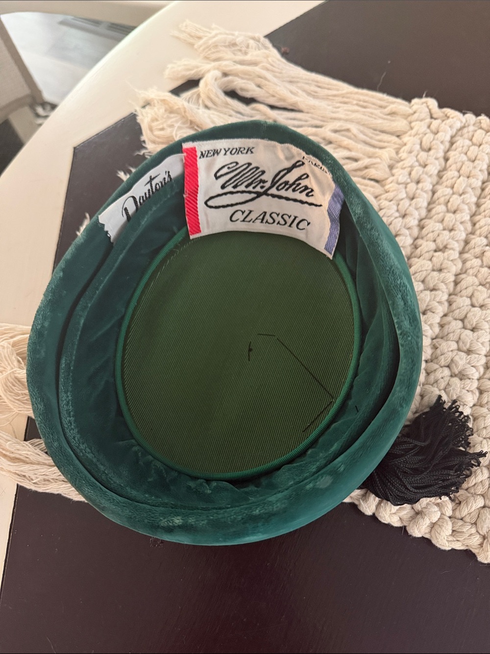 Vintage 1960’s Mr.John Classic Green Velvet / Wool Pillbox Hat with Black Tassel - Picture 3 of 3
